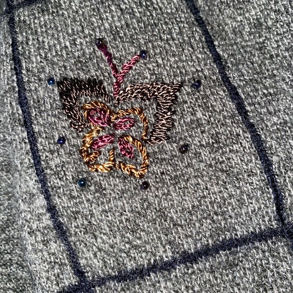 Grandma sweater with grid design and butterfly embroidery - Picture 4 of 4